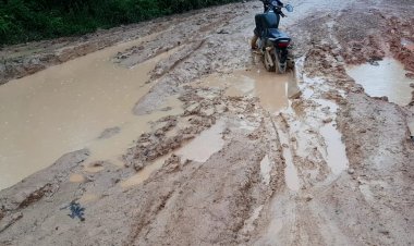 Jalan Negara di Aruta Seperti Bubur, Warga: Tinggal Dikasih Gula