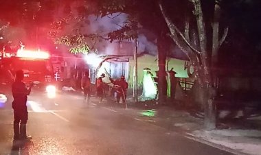 Warung Mie Ayam Kebakaran, Damkar Kobar Sigap Jinakkan Api