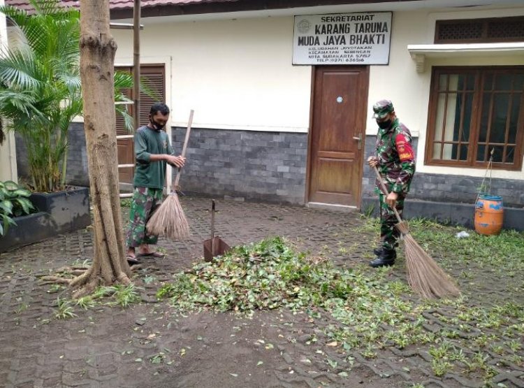 Gotong Royong Budaya Indonesia ;Babinsa & Aparatur Kelurahan Joyotakan Kerja bakti