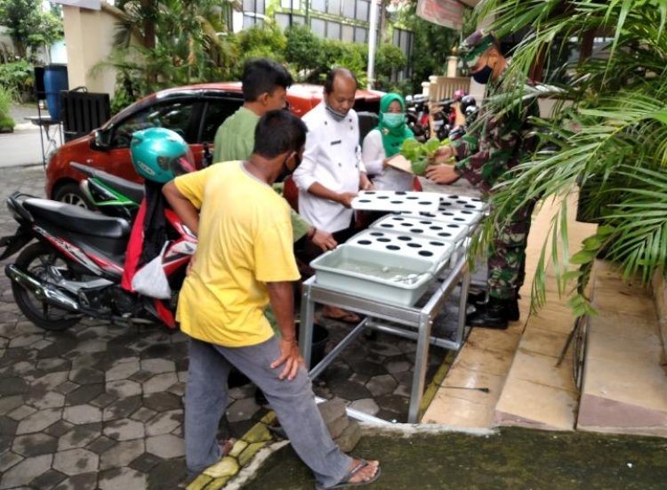 Gotong Royong Budaya Indonesia ;Babinsa & Aparatur Kelurahan Joyotakan Kerja bakti