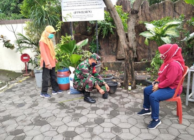 Gotong Royong Budaya Indonesia ;Babinsa & Aparatur Kelurahan Joyotakan Kerja bakti