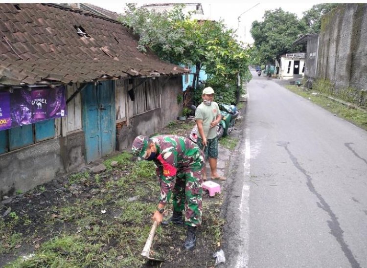 Gotong Royong Budaya Indonesia ;Babinsa & Aparatur Kelurahan Joyotakan Kerja bakti