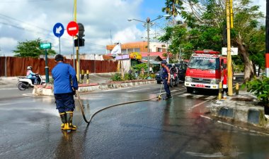 DUA PENGENDARA MOTOR TERGULING AKIBAT TUMPAHAN MINYAK SOLAR