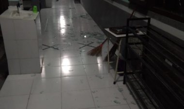 SEKELOMPOK ANAK REMAJA RUSAK BANGUNAN SEKOLAH DI PANGKALAN BUN SECARA BRUTAL