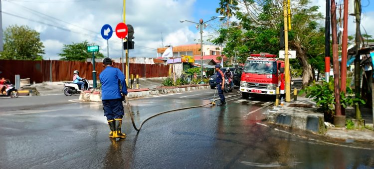 DUA PENGENDARA MOTOR TERGULING AKIBAT TUMPAHAN MINYAK SOLAR
