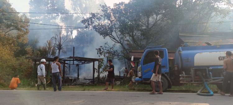 DIDUGA KORSLETING LISTRIK SATU RUMAH HANGUS TERBAKAR