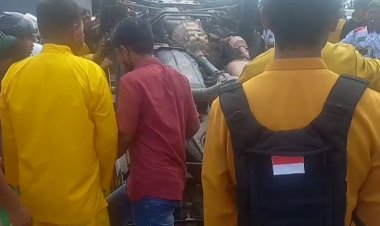 MOBIL PEMBAWA ROMBONGAN PAWAI NASI ADAB TERBALIK