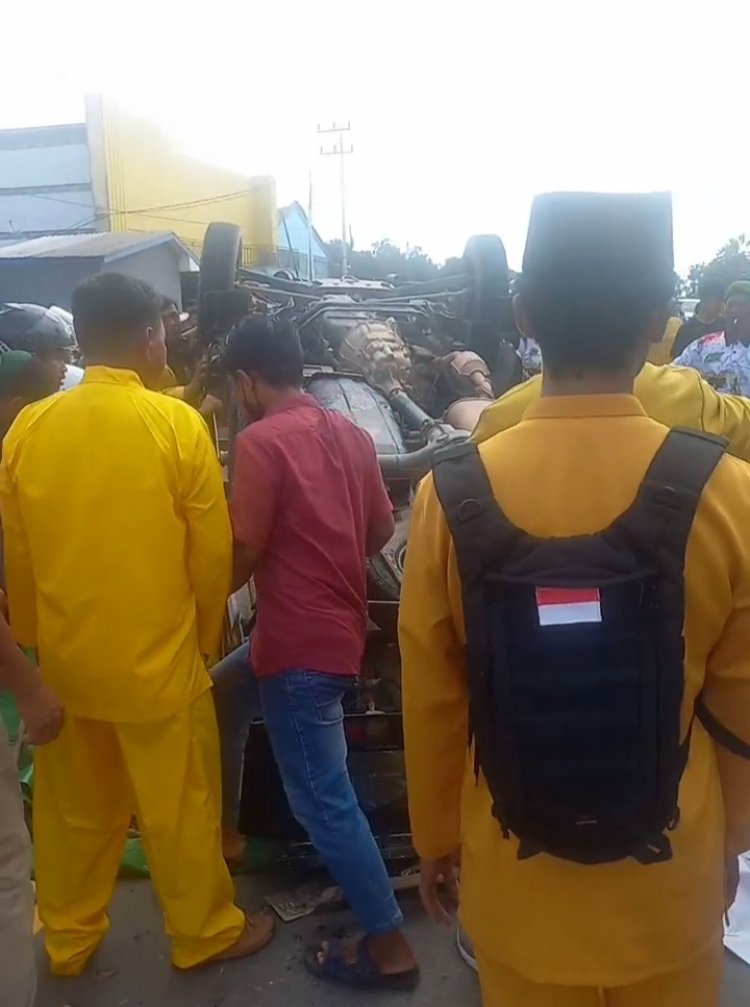 MOBIL PEMBAWA ROMBONGAN PAWAI NASI ADAB TERBALIK