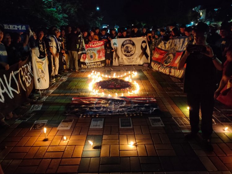 RATUSAN KOMUNITAS SUPORTER DI KOBAR NYALAKAN 1000 LILIN TABUR BUNGA DAN GELAR DO'A BERSAMA