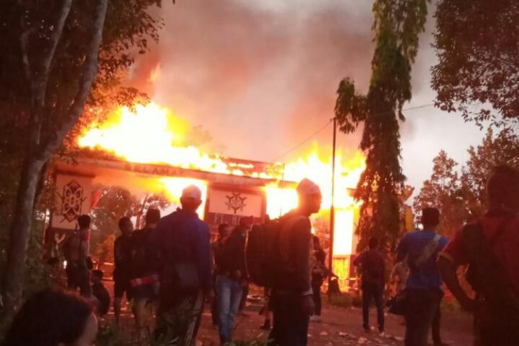 DIDUGA SEJUMLAH BANGUNAN PT HMBP 1 SERUYAN DIBAKAR