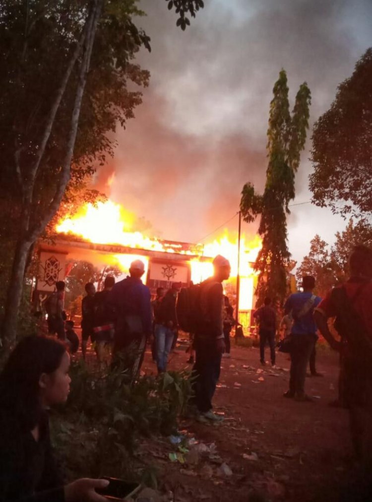 DIDUGA SEJUMLAH BANGUNAN PT HMBP 1 SERUYAN DIBAKAR