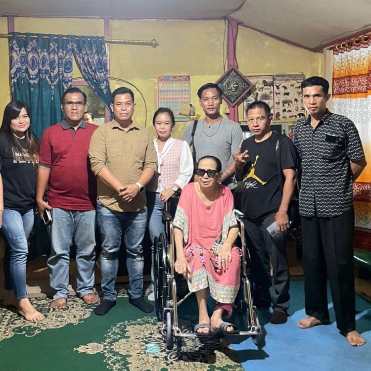 PEDULI LANSIA, RATNO ANGGOTA DPRD KABUPATEN LAMANDAU PERIODE 2019-2024 BERIKAN BANTUAN KURSI RODA