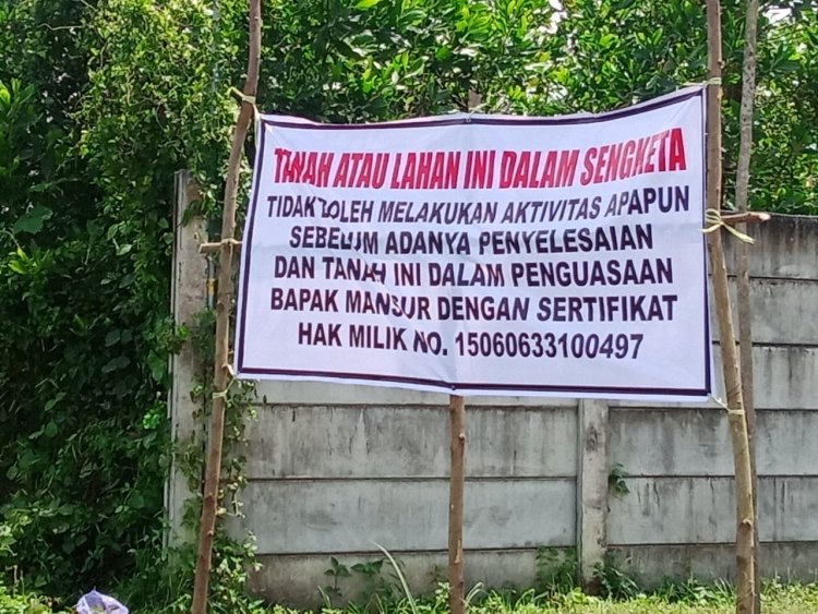 PULUHAN WARGA DESA SUNGAI HIJAU TUTUP AKSES LOKASI LAHAN SENGKETA PT. JAPFA TUNTUT HAK MEREKA DIKEMBALIKAN