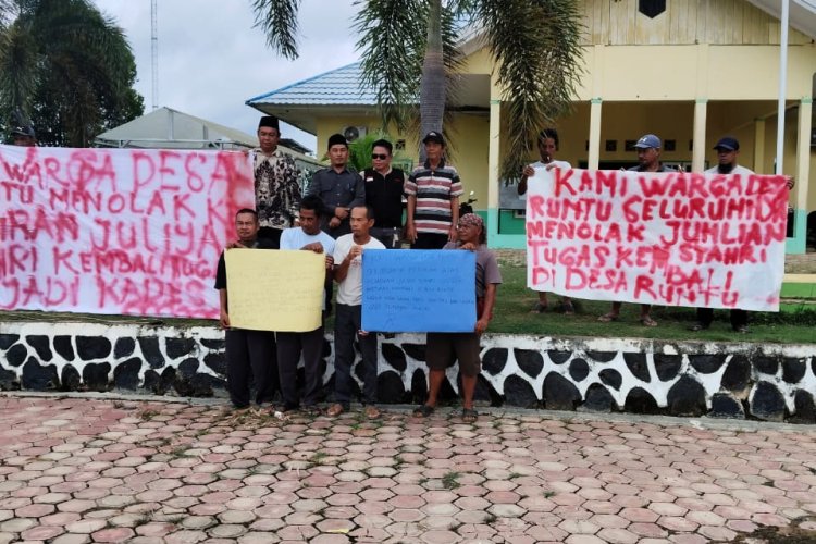 PULUHAN MASYARAKAT RUNTU TOLAK MANTAN NARAPIDANA JUHLIAN SYAHRI KEMBALI MENJADI KEPALA DESA